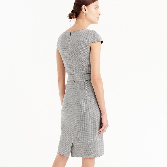 A beautiful linen dress that’s never been worn! Perfect for work or play. - Picture 2 of 7